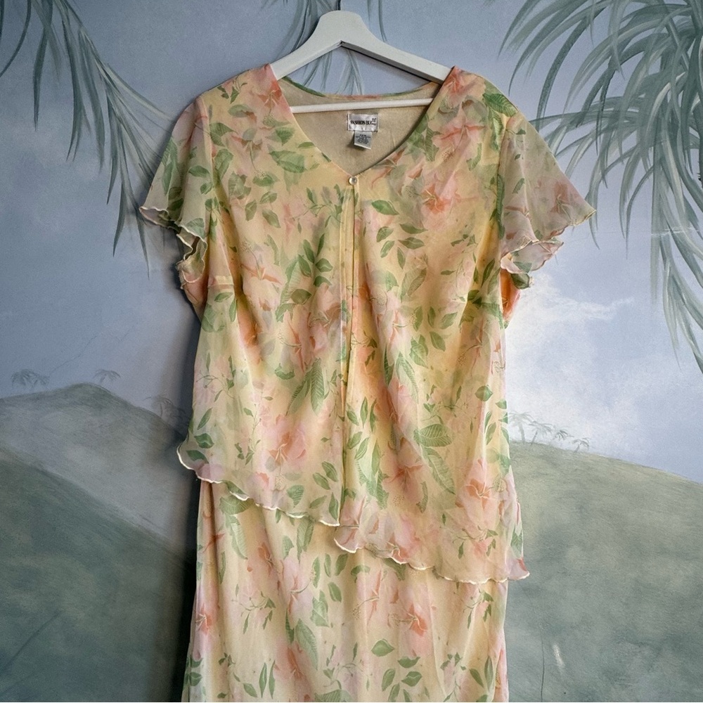 Fashion Bug Floral V-Neck Dress, size 22W, cream pink green color - Picture 2 of 9